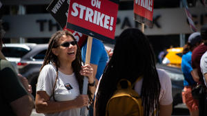 Smiles-at-the-CWW-LGBTQ-Intersectional-Picket-at-Universal-Photo Antonio-Reinaldo.jpg